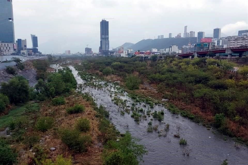 Por fin las lluvias aparecieron en el área Metropolitana y ante la entrada del frente frío 45 permanecerán durante las siguientes horas y días.