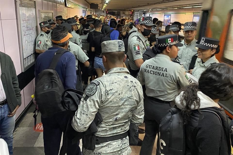 Un grupo de elementos de la Guardia Nacional continuará en los andenes durante las noches.