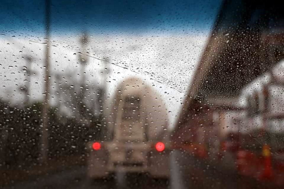 Agentes de Tránsito han implementado el operativo lluvia que implica instalar unidades en puntos clave para responder con mayor velocidad a accidentes o casos de contingencia.
