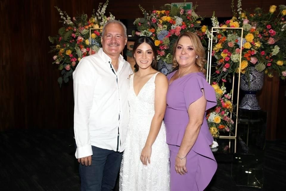 Jorge Garza, Erika Garza Sánchez y Laura Sánchez de Garza