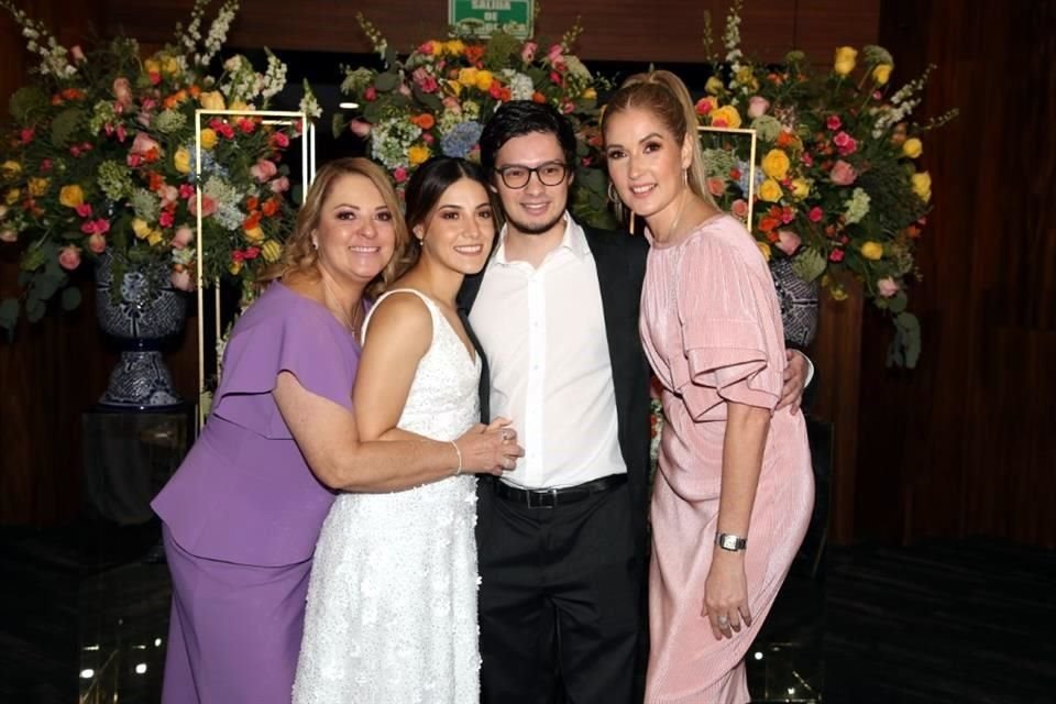 Laura Sánchez de Garza, Erika Garza Sánchez, Gerardo Solano Peña y Elsa Peña de Solano