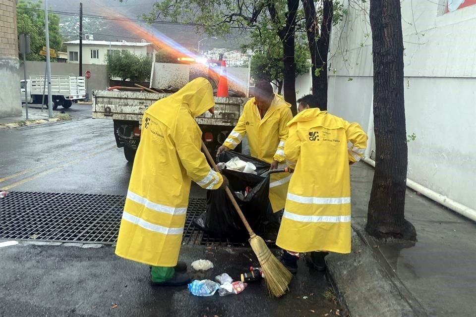Botes, vasos de plástico y envolturas fueron retirados de alcantarillas, en paseo de las Fuentes, la Av. Garza Sada y la Av. Lázaro Cárdenas.