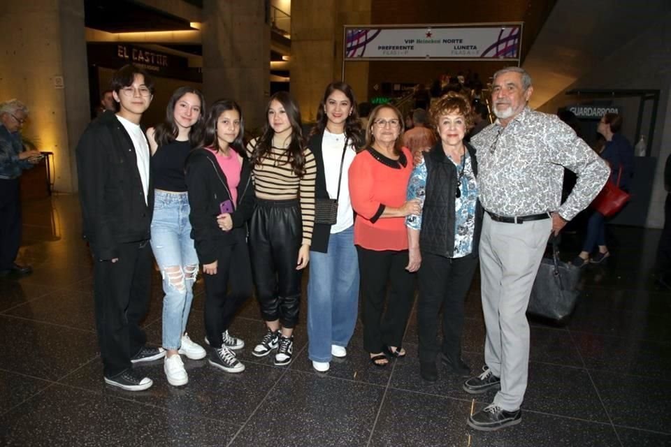 Miguel Vallarta, Regina Mendoza, Renata Mendoza, Daniela Vallarta, Sandra Castañeda, Omega Flores, Rosalía Vallarta y Carlos Morales