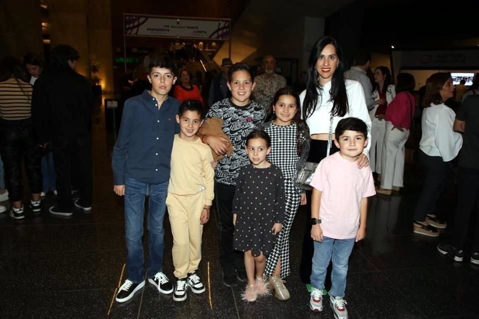 Santiago Caballero, Arturo Caballero, Alejandro Caballero, Greta Caballero, Emilia Caballero, Linette Morales y Mariano Caballero