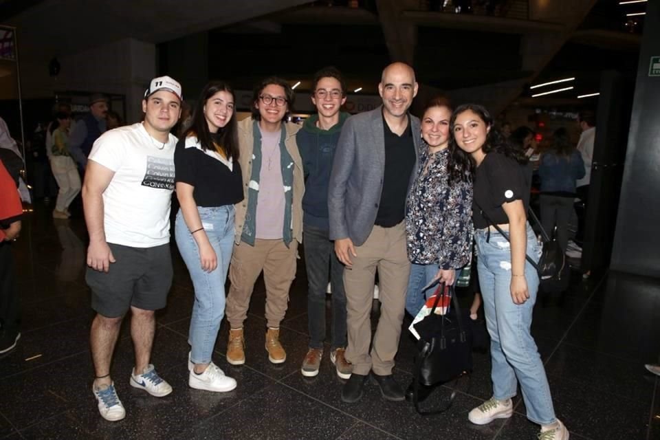 Patricio Flores, Robin Carlos, Ricardo Alessandro, Ricardo Carlos, Roberto Carlos, Cristina Martínez y Kristen Carlos