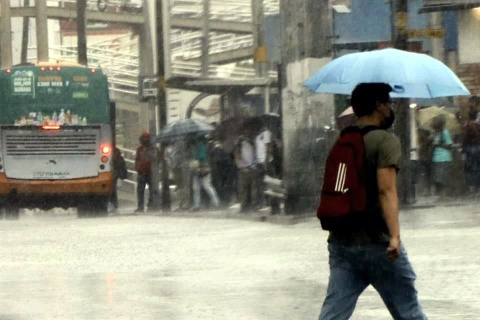 Los peatones deben tener cuidado con la poca visibilidad que pueden generar las lluvias.