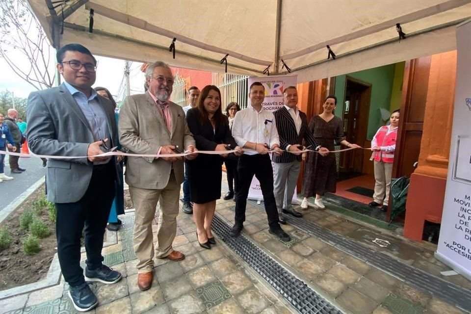 El Alcalde Luis Donaldo Colosio encabezó un proyecto para rehabilitar banquetas aledañas al Parque La Alameda.