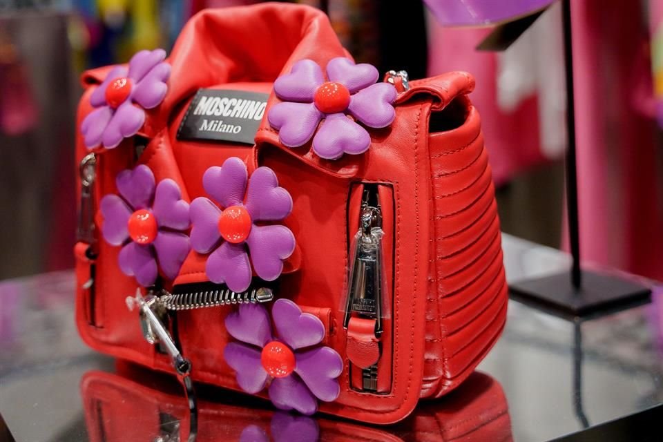 Entre la colección se encuentra un bolso con el icónico estampado inflado de Moschino que parece tipo 'biker'.