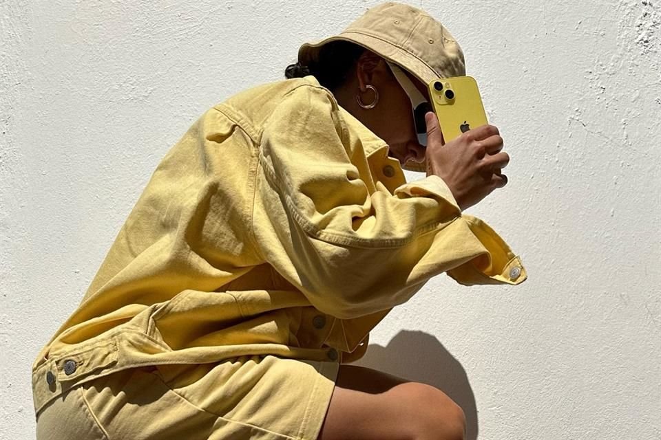 Cuatro fotógrafos destacaron el color amarillo del celular iPhone 14 para mostrar que puede ser un accesorio con estilo.