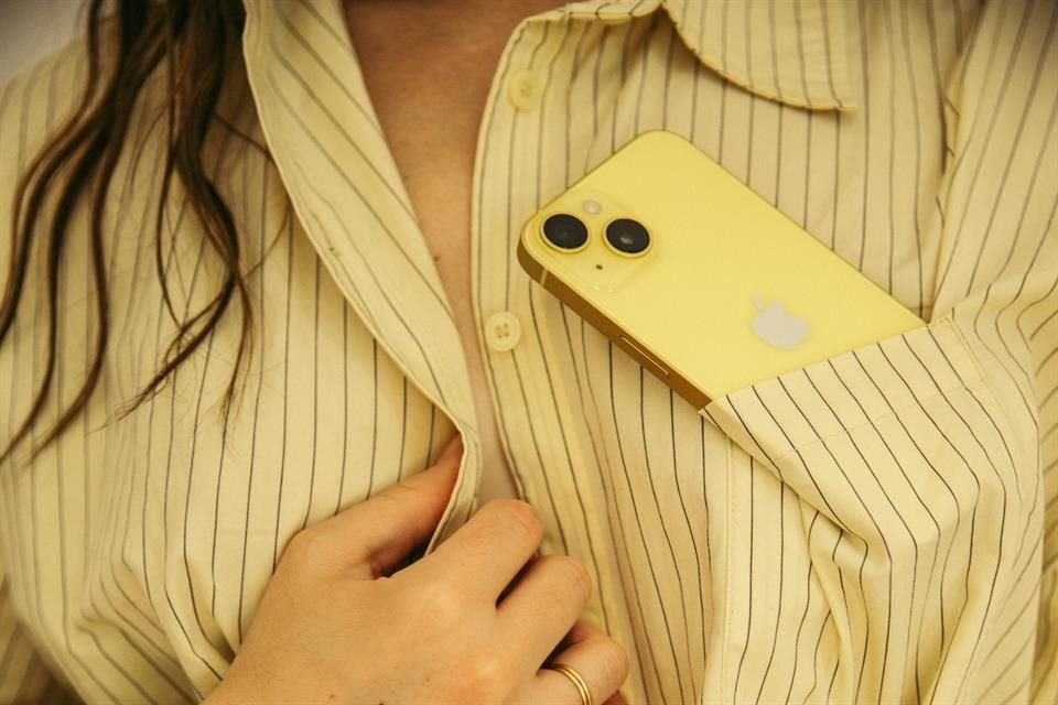 Cuatro fotógrafos destacaron el color amarillo del celular iPhone 14 para mostrar que puede ser un accesorio con estilo.