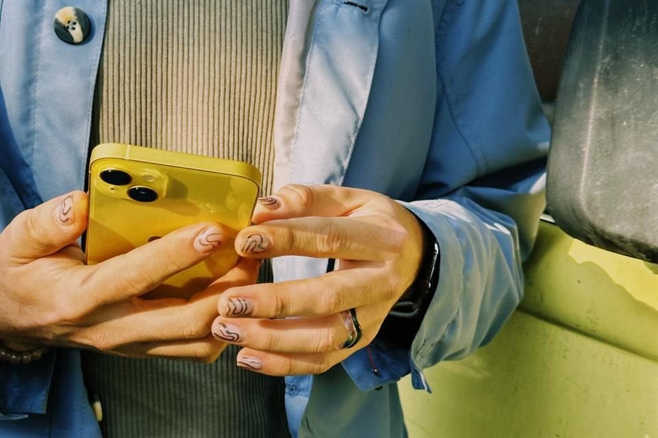 Cuatro fotógrafos destacaron el color amarillo del celular iPhone 14 para mostrar que puede ser un accesorio con estilo.