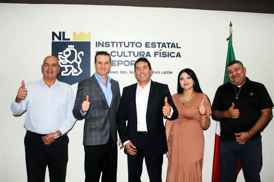 Rodolfo Martínez (centro) fue nombrado nuevo titular del Instituto Estatal del Deporte, en relevo de Frank González (izq.)