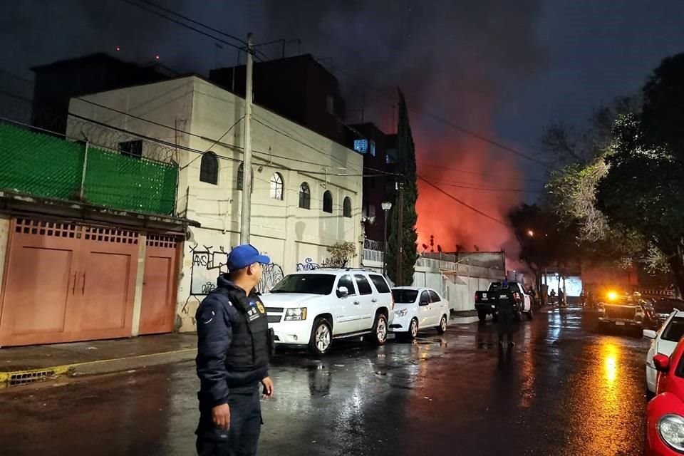 Durante las labores de remoción de escombros, la Alcaldesa Sandra Cuevas arribó al lugar y confirmó la cifra de víctimas, pero habitantes del predio la confrontaron.