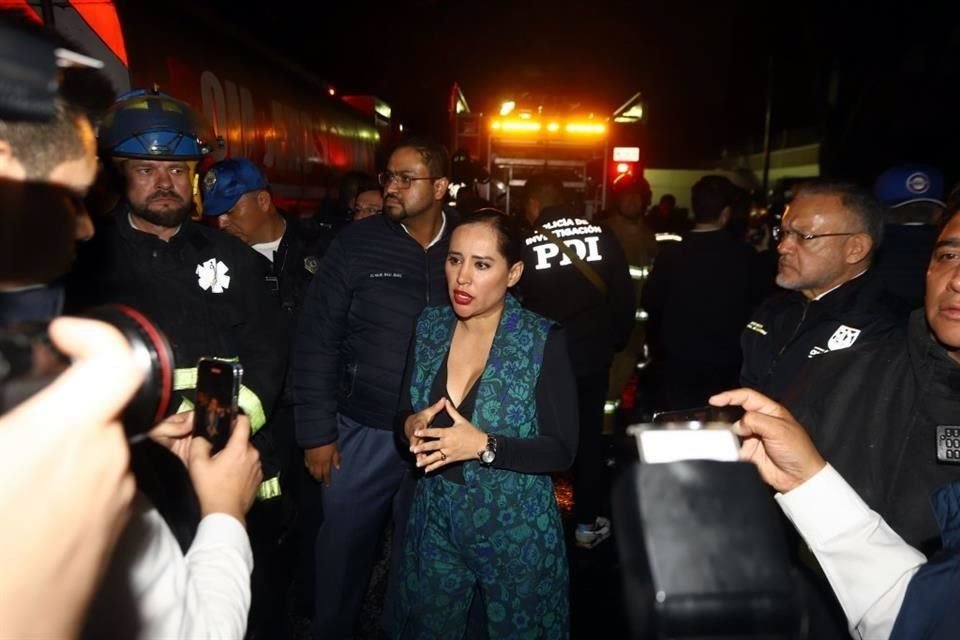 Habitantes del predio que se incendió increparon a la Alcaldesa de Cuauhtémoc Sandra Cuevas.