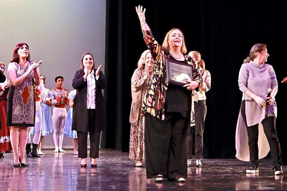 Angélica Kleen agradeció el homenaje que le brindó su 'casa': la Escuela Superior de Música y Danza de Monterrey.