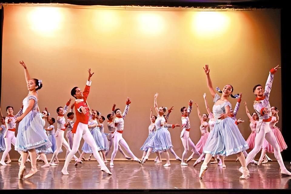 La ceremonia inició con una presentación de ballet por alumnas y alumnos de La Superior.