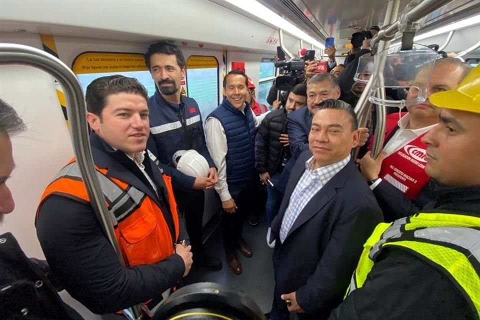 El Gobernador Samuel García subió a uno de los vagones de la Línea 2 junto con el director de Metrorrey Abraham Vargas y el Alcalde de San Nicolás, Daniel Carrillo.