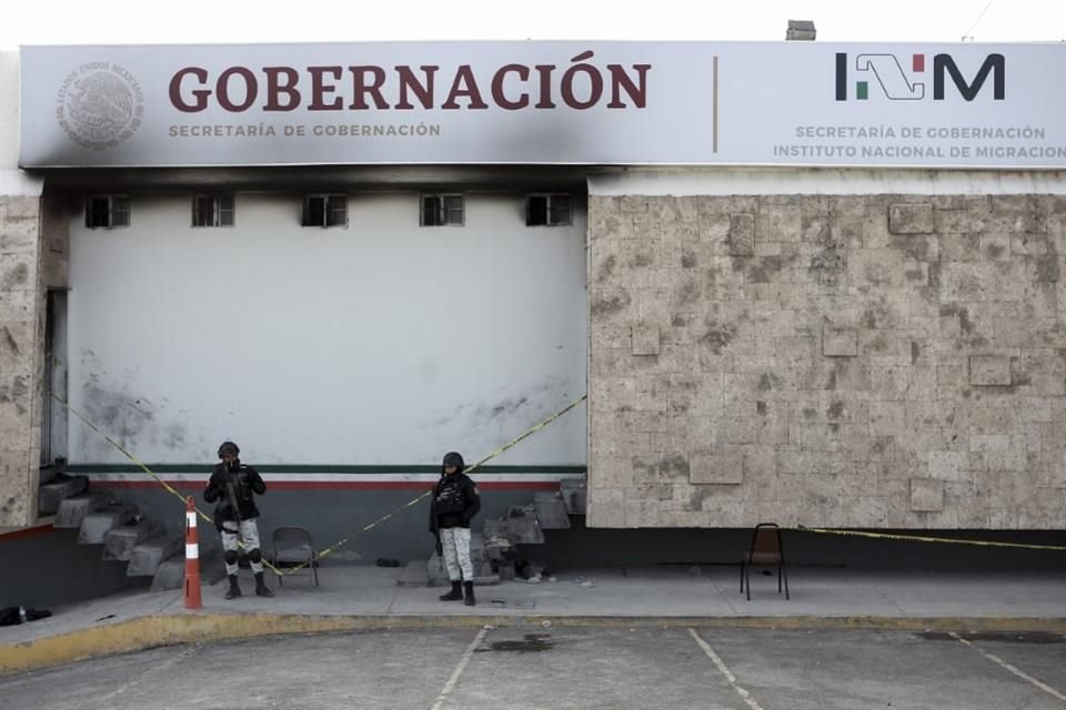 Sede del INM en Ciudad Juárez quemada tras el incendio donde murieron los migrantes.