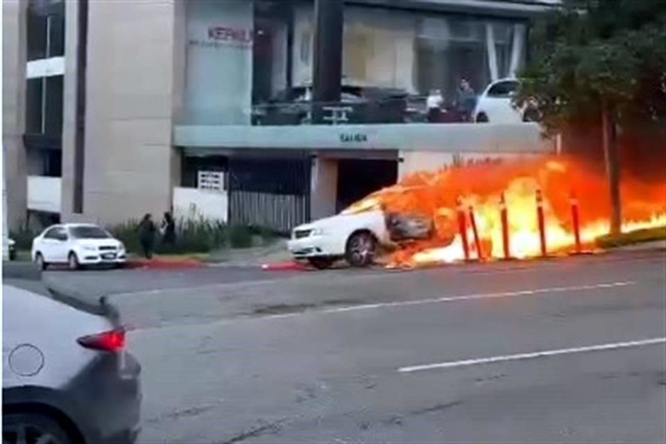 Un auto se incendió en la Avenida Valle de San Ángel y descendió sin control ardiendo hasta estrellarse en un poste.