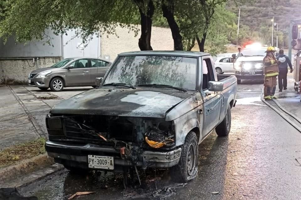 También una camioneta se incendió en el municipio, pero fue en el cruce de Rufino Tamayo y Frida Kahlo.