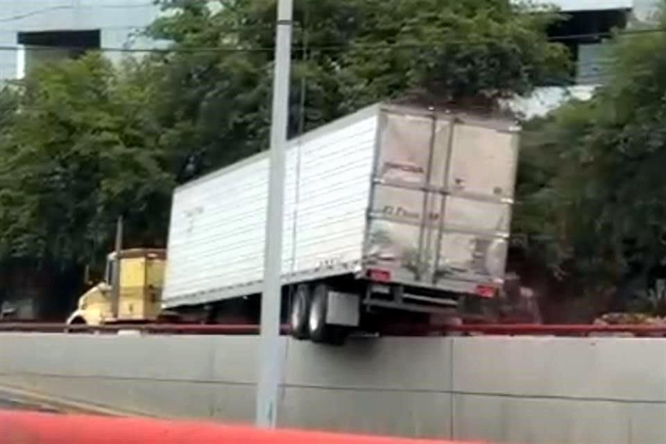 En Avenida Vasconcelos, se trepó a un muro y no se detuvo, sino que continuó hasta que se 'enderezó'.