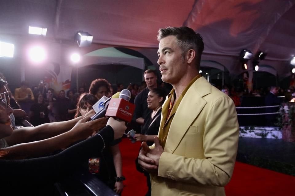 Chris Pine lució un traje en color amarillo y camisa mostaza.