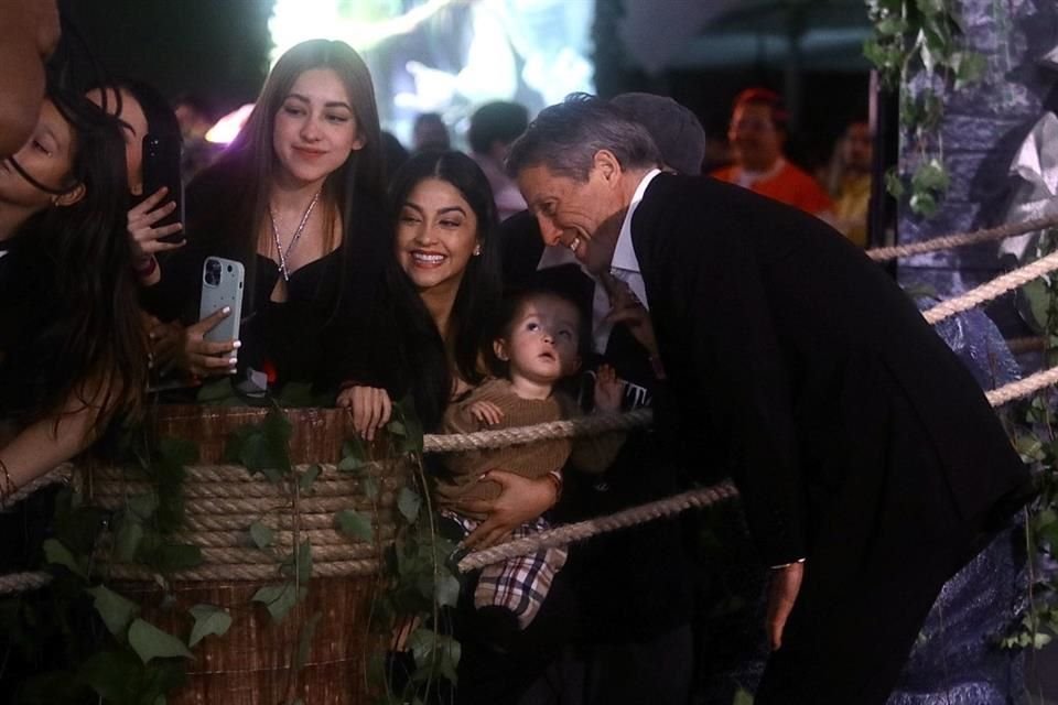 El actor solamente sonreía Hugh Grant y sus fans enloquecían.