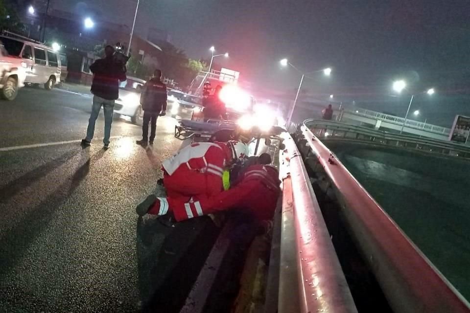 El atropello fue reportado a las 5:54 horas en los carriles ordinarios de Constitución a la entrada del puente de Garza Sada.