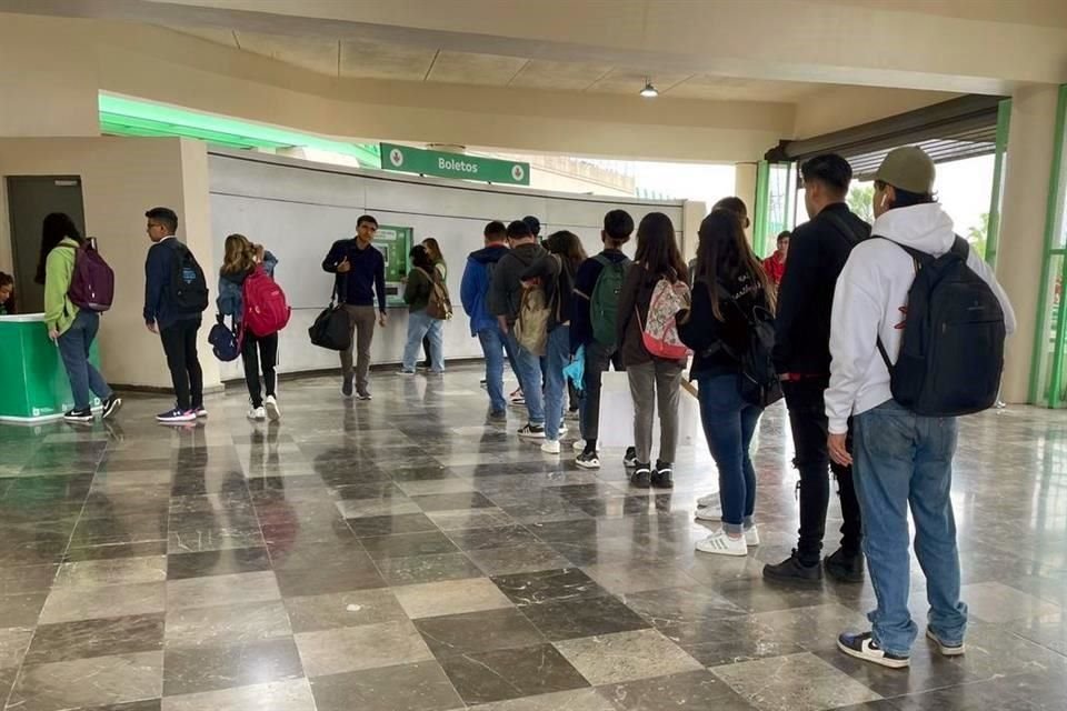 A un día de su reapertura, los usuarios tuvieron que esperar hasta quince minutos para adquirir o recargar su tarjeta MIA.