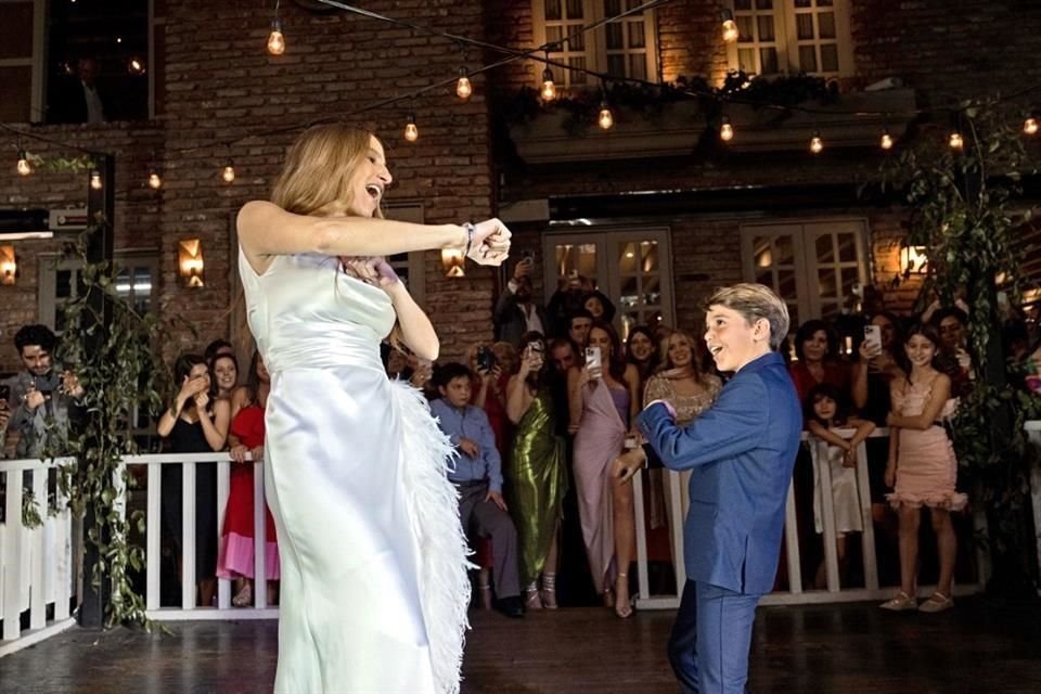 Su hijo Diego Valdés y Amaya Martínez, sobrina de la novia, prepararon una coreografía para sorprenderla con la canción 'Volare' de Danny Ocean