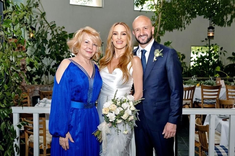 Thelma Cora Salinas de Garza, abuelita de la novia, junto a Viviana y José