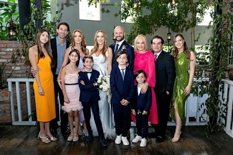 FAMILIA DE LA NOVIA. Annya Martínez Barrera, Abelardo Martínez, Mariana Barrera de Martínez, Amaya Martínez Barrera, Diego Valdés Barrera, los novios, Ignacio Portilla, Matías Portilla, Thelma Cora Garza Salinas, David Barrera Garza y Thelma Barrera Garza