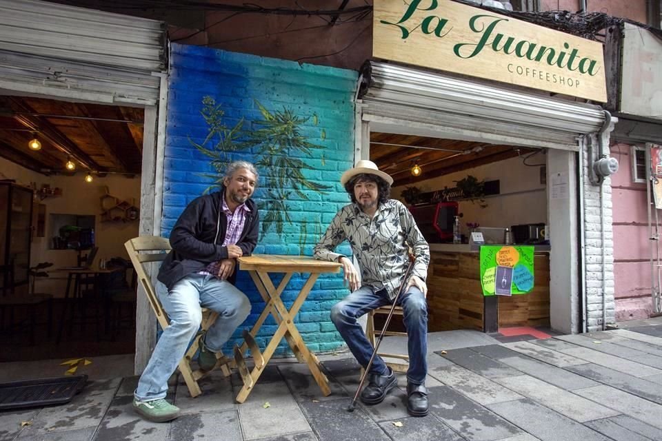 Carlos Zamudio, etnólogo, y Carlos Martínez Rentería, poeta y periodista, son dos de los fundadores de La Juanita, ubicada en Insurgentes 230.