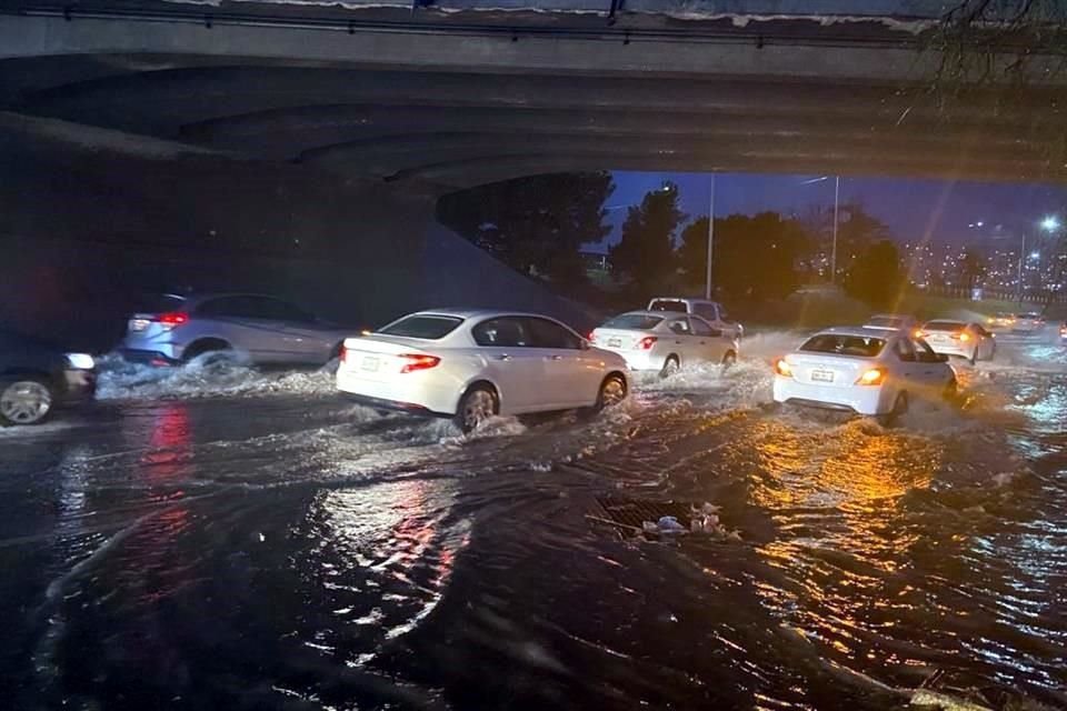 Alrededor de las 20:00 horas la lluvia se generalizó en los municipios de Santa Catarina, San Pedro, Monterrey, Guadalupe, García, San Nicolás y Escobedo.