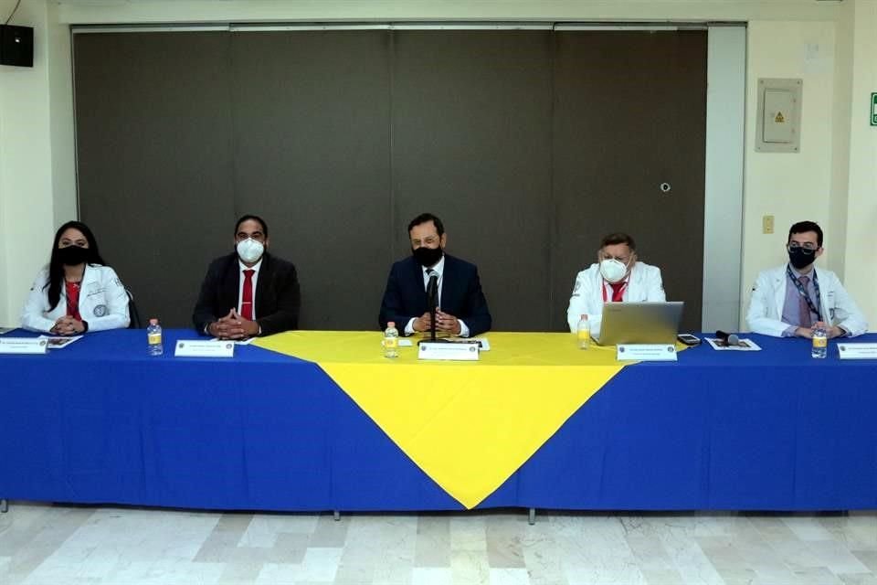 Gabriela Becerra, de GIPSIDA; Adrián Camacho, jefe de infectología; Edelmiro Pérez, director de Facultad de Medicina y HU; Javier Ramos, profesor de infectología del HU, y Fernando Medina, de GIPSIDA.