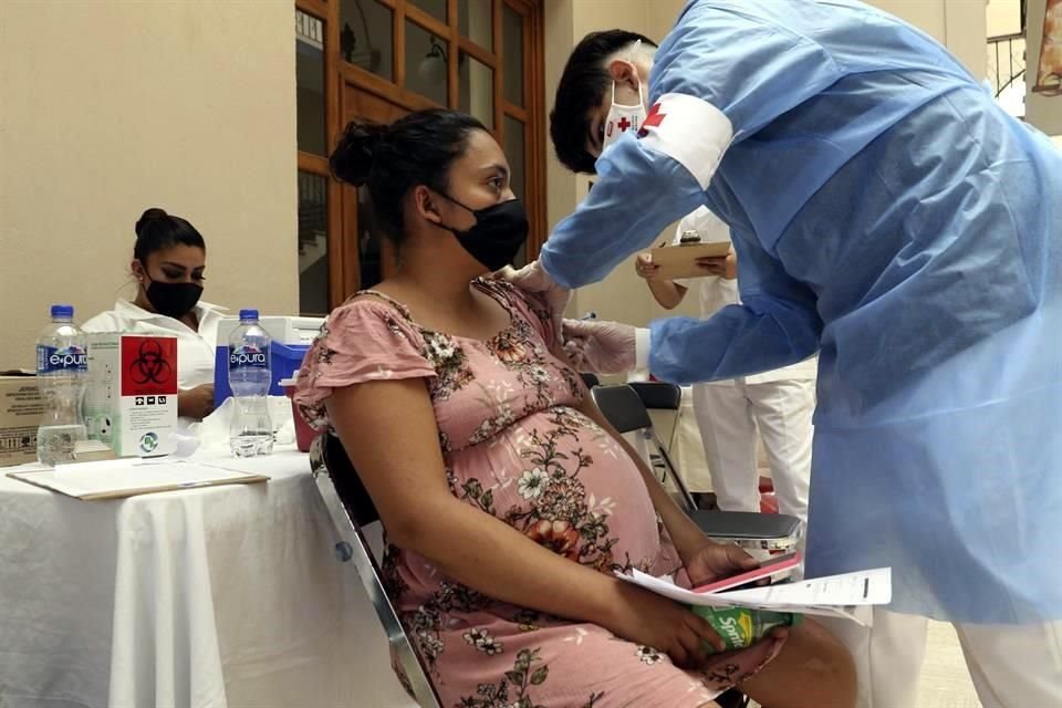 Actualmente se vacuna a adultos de 50 a 59 años, adultos mayores rezagados y mujeres embarazadas.