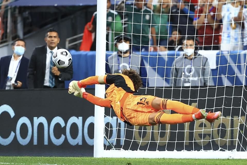 Guillermo Ochoa detuvo un penal en la muerte súbita.