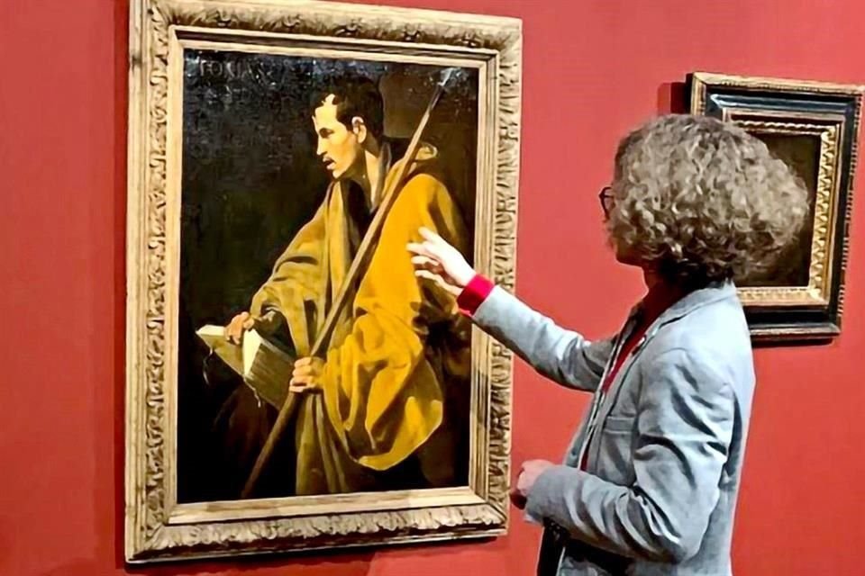 El curador Corentin Dury y el 'Santo Tomás', de Diego Velázquez.
