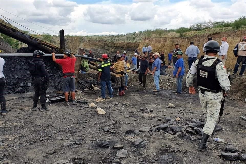 Personal de la Guardia Nacional se desplegó en la zona para brindar seguridad y permitir las labores de rescate de los trabajadores atrapados.