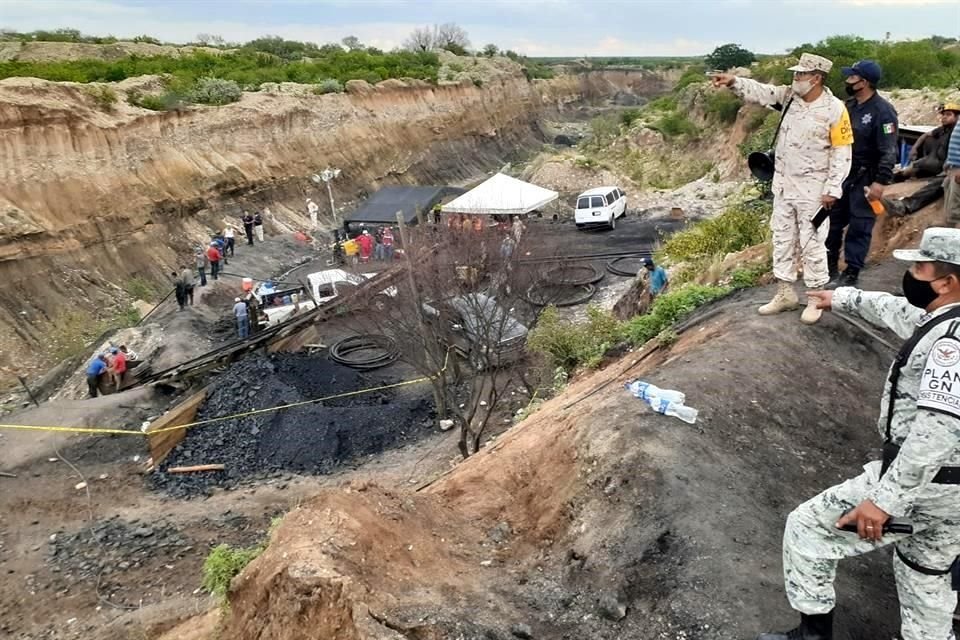 Al sitio se enviaron cuadrillas y equipos de bombeo de la Minera del Norte, que empezaron trabajos para sacar agua de la mina inundada.