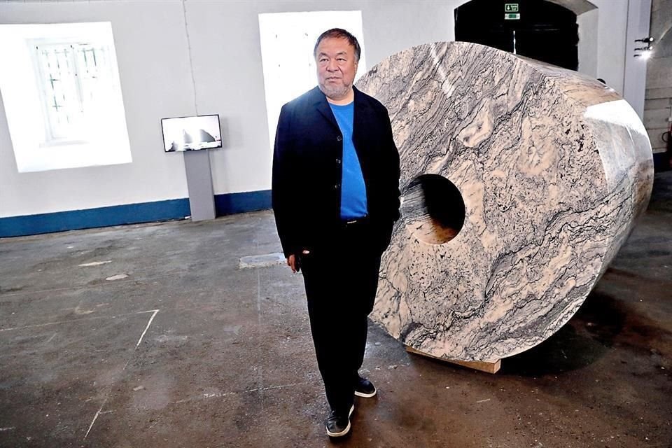 El artista disidente chino Ai Weiwei con uno de sus más recientes trabajos, un gigante papel higiénico de mármol.
