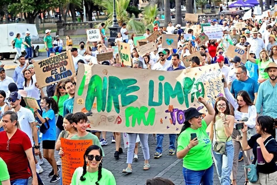 Cerca de 2 mil personas, entre ellos vecinos de San Pedro, convocados por el movimiento 'Yo Respiro Monterrey' marchan para exigir medidas para mejorar la calidad del aire