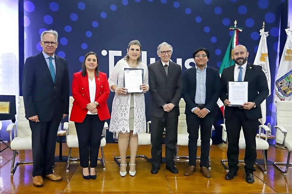 Rector Ángel Casán (izq. a der.), Secretaria de Cultura Melisa Segura, Myrna Elia García, directora del Instituto de las Personas Adultas Mayores, Fernando Ancira, Álvaro Rubio y Jesús A. Barraza.