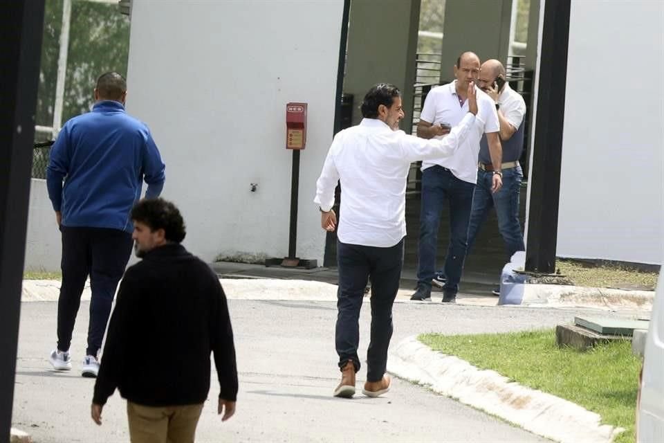 Héctor Lara (de blanco, de espaldas) fue recibido por Pedro Esquivel, vicepresidente de Rayados.