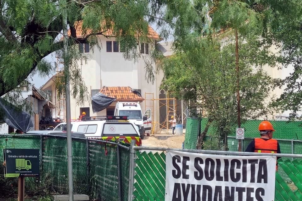 De acuerdo con testigos, los trabajadores cayeron del andamio cuando trabajaban en la fachada del museo.