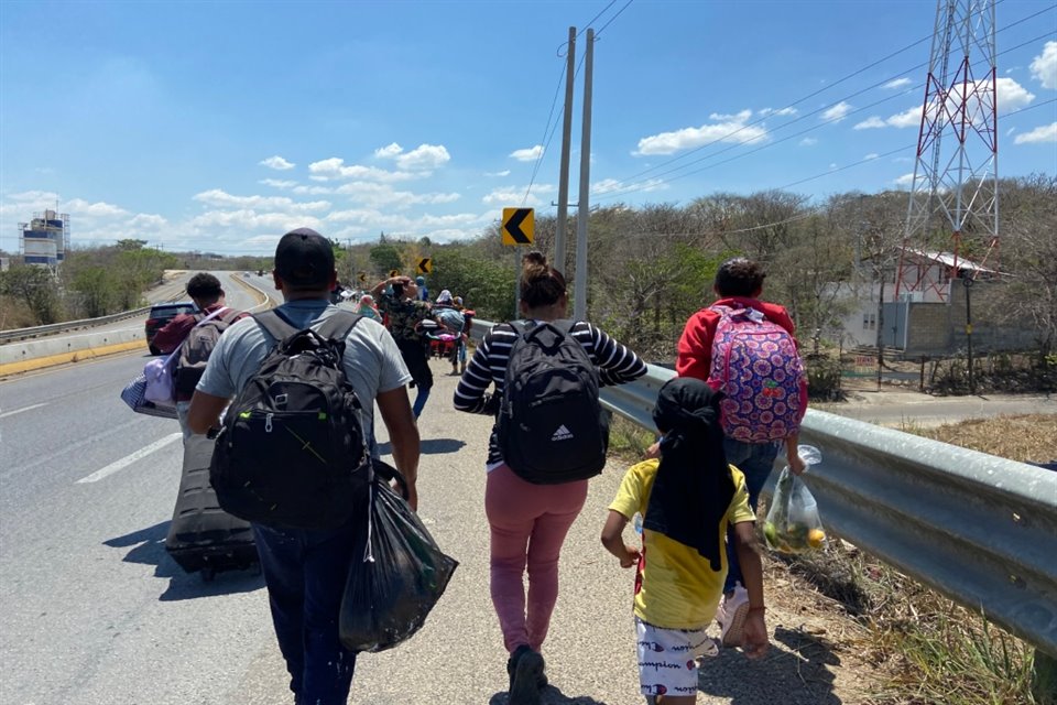 Tras 15 días en albergue del INM en Tuxtla Gutiérrez, al menos 100 migrantes, incluyendo niños, escaparon al romper los candados del portón.