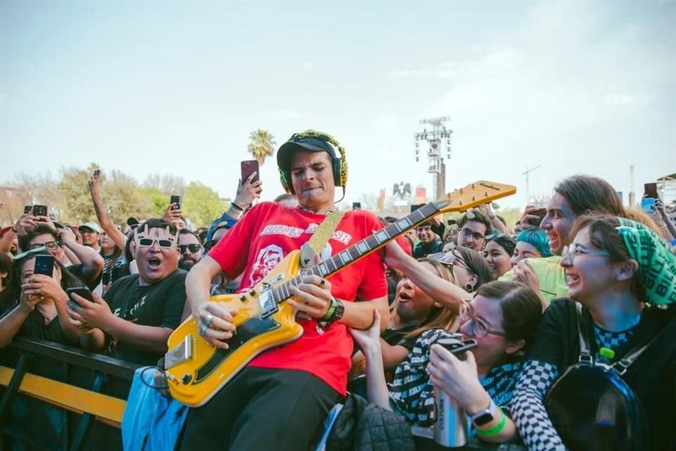 El trío argentino Usted Señalemelo prendió en el Pa'l Norte con su sencillo 'Las flores sangran', su más nueva canción con mejor difusión.