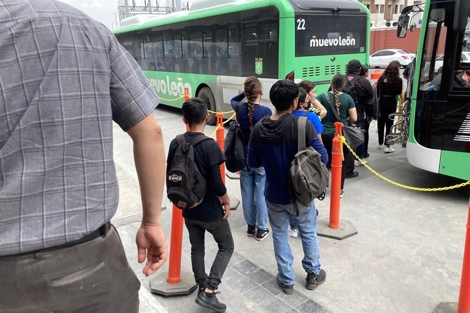 Usuarios del Metro se quejan por el cierre de las estaciones Alameda, Fundadores y Padre Mier; acusan confusión por cobros y largas filas.