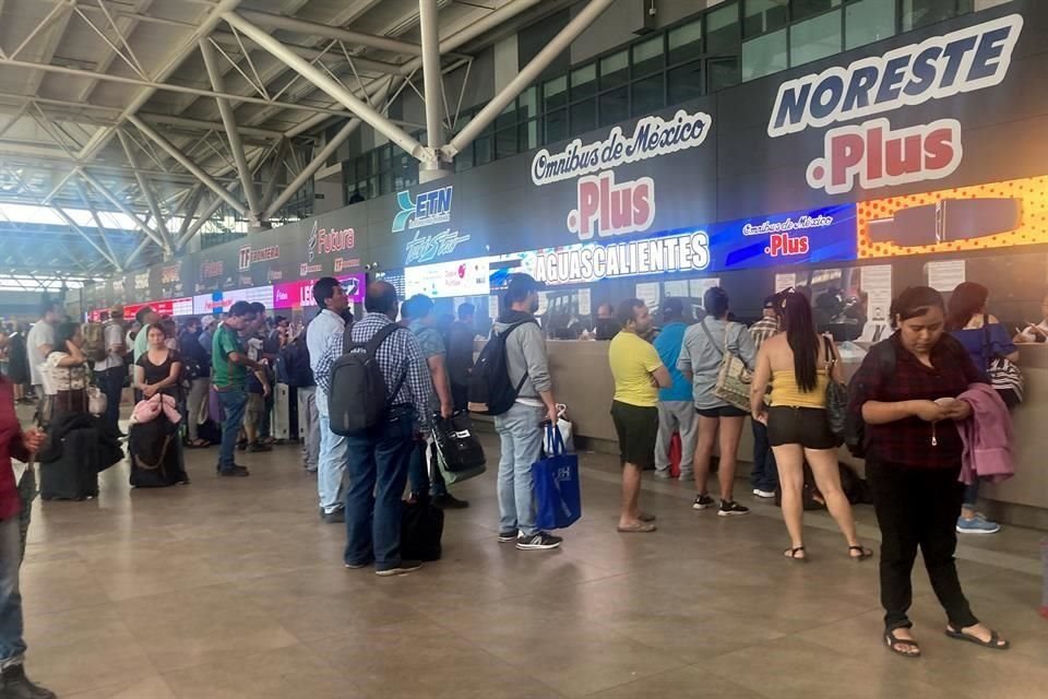 Según turistas, para algunos destinos ya no había boletos disponibles, por eso tuvieron que esperar a que las líneas de autobuses abrieran más viajes.  turistas esperan por boletos