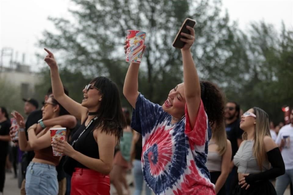 Miles de personas disfrutaron de sus artistas favoritos en el segundo día del festival Pa'l Norte.